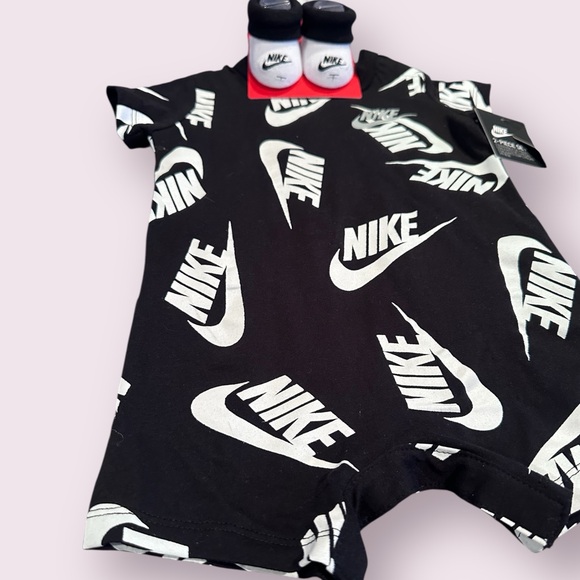 NWT Baby Nike Logo Print Black and White Bodysuit With Booties Set Size 0-6 Mon - Picture 2 of 8